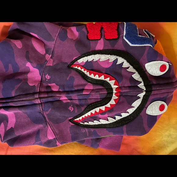 A bathing ape size XL but fits like medium. - Picture 4 of 4